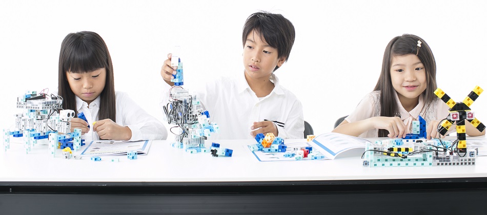 ロボット作成を楽しむこどもたち
