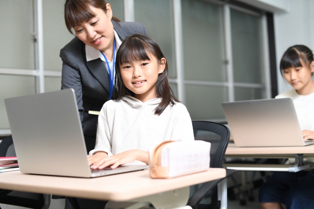 プログラミングを学ぶ子どもたち